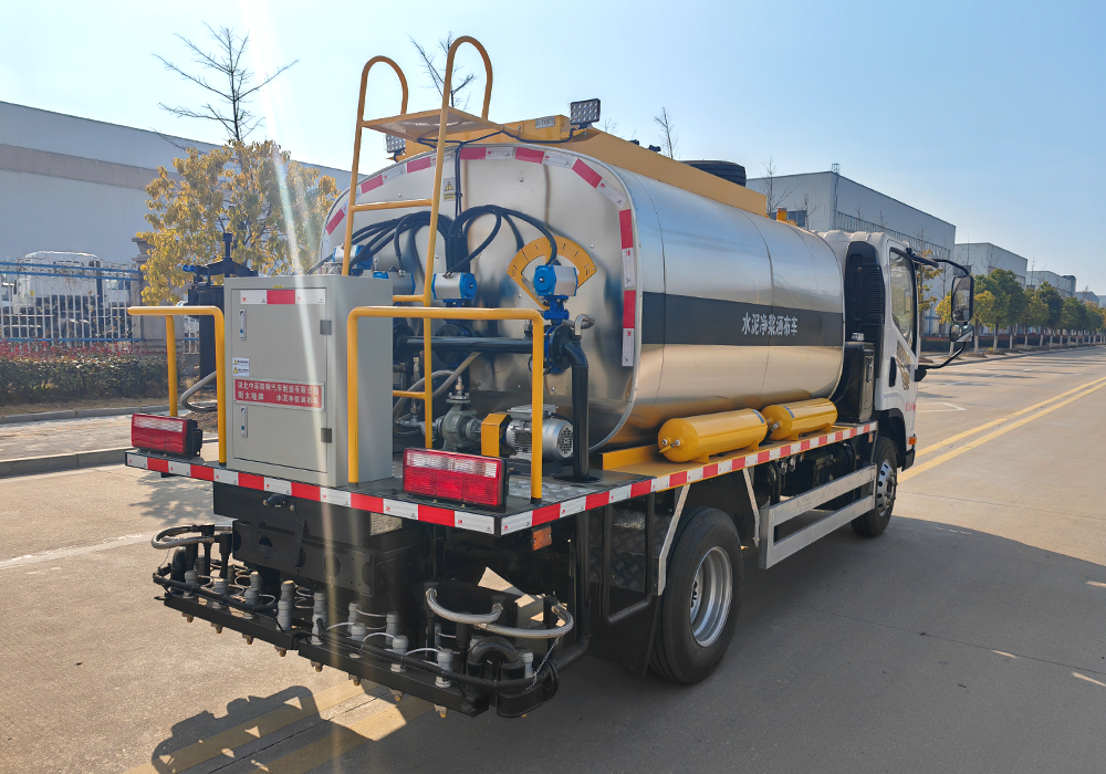 5噸解放招財(cái)虎藍(lán)牌智能瀝青灑布車(chē)