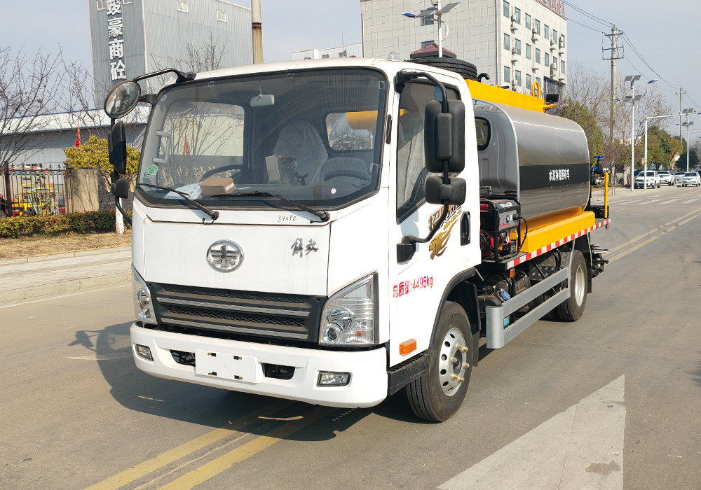 5噸解放招財(cái)虎藍(lán)牌智能瀝青灑布車(chē)