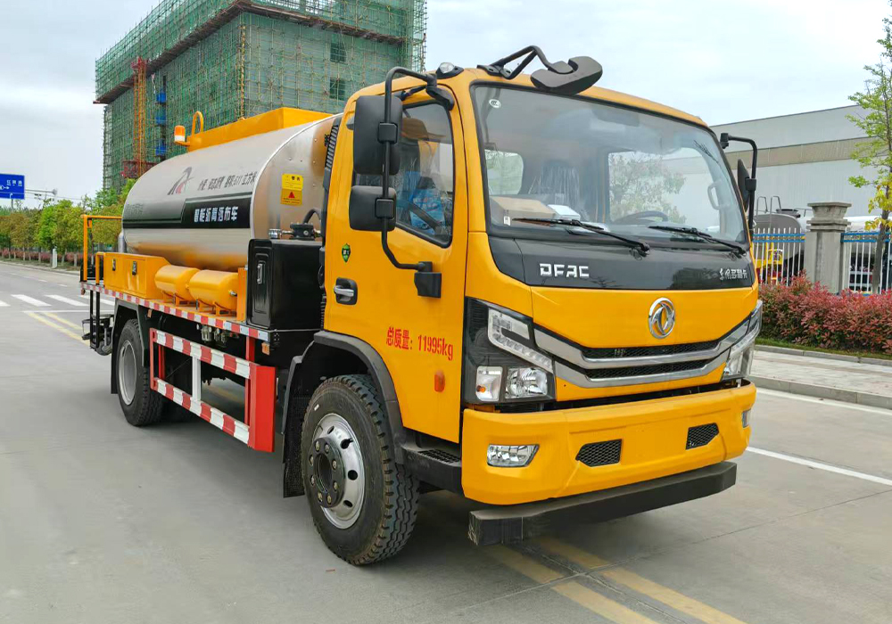 7噸東風多利卡智能瀝青灑布車