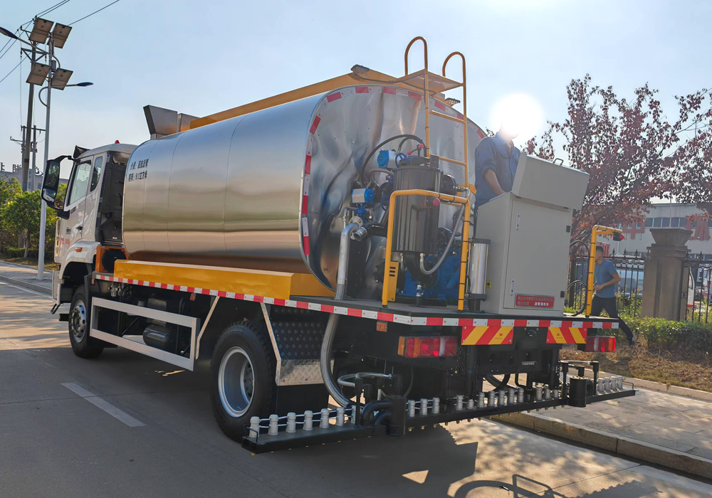 12噸重汽豪沃(全功率)智能瀝青灑布車